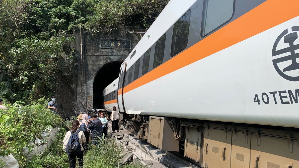 Snímky z místa obří vlakové tragédie. Desítky mrtvých otřásly Tchaj-wanem